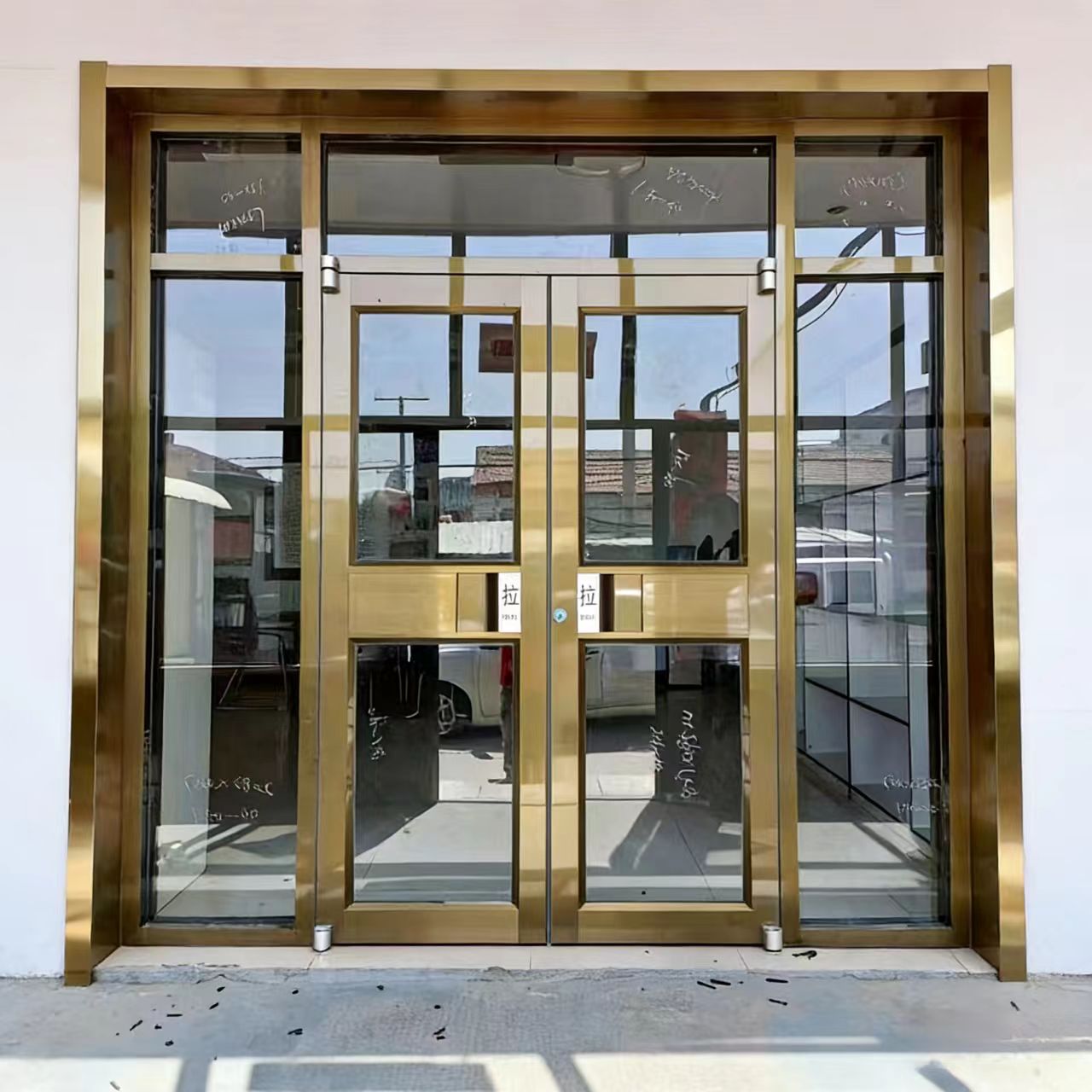 Tilpassede kontorbutiksdøre med aluminiumsramme, dobbelthærdet isoleret glas, lav-E-belægning, vandtæt indgang