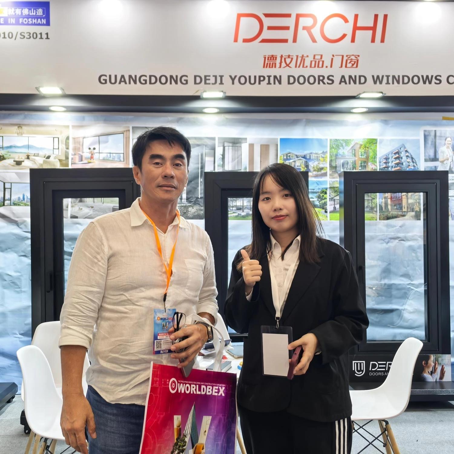 Guangdong Dejiyoupin Doors and Windows Co., Ltd. fremviser kommercielle pivotdøre på WORLDBEX 2025
