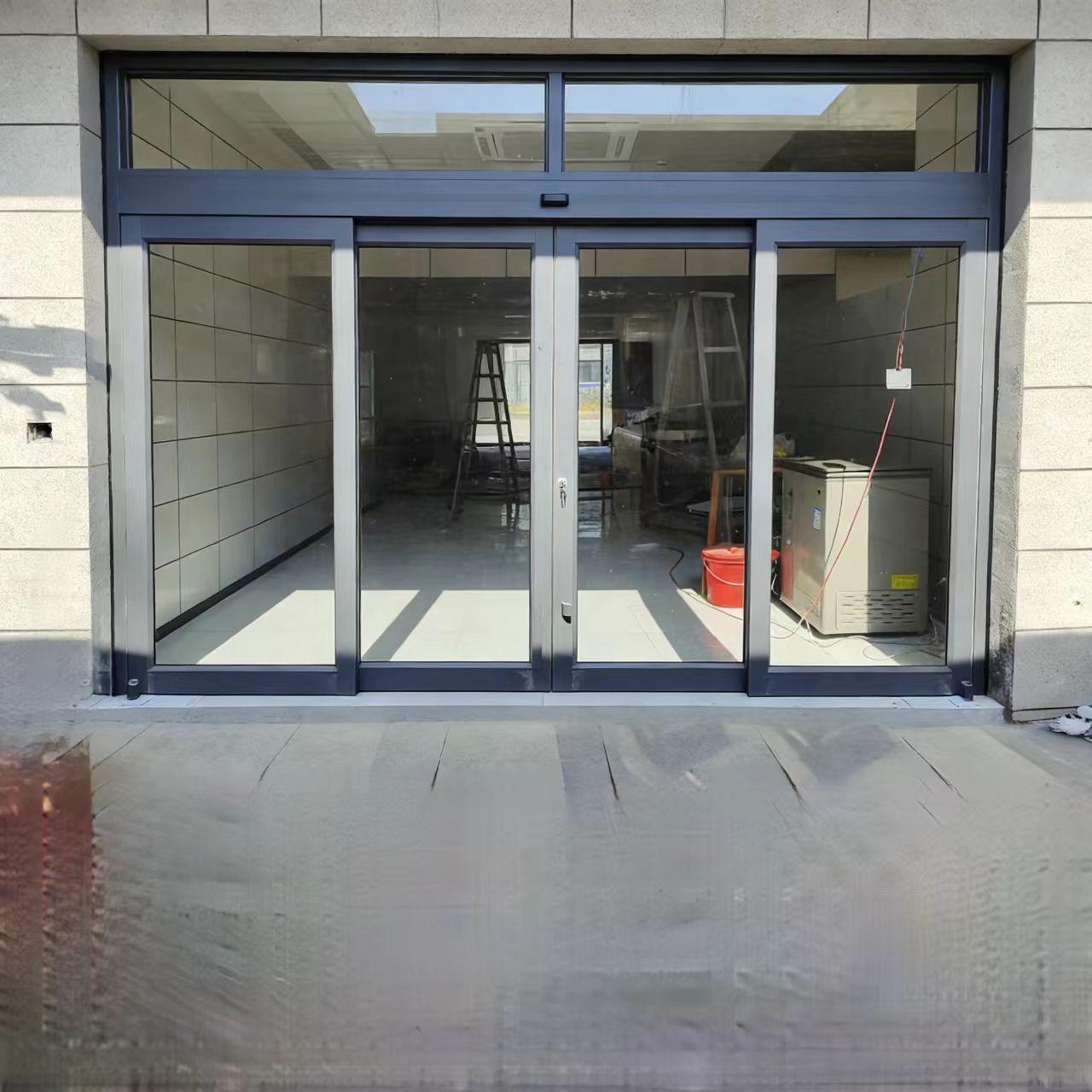 Tilpassede kontorbutiksdøre med aluminiumsramme, dobbelthærdet isoleret glas, lav-E-belægning, vandtæt indgang