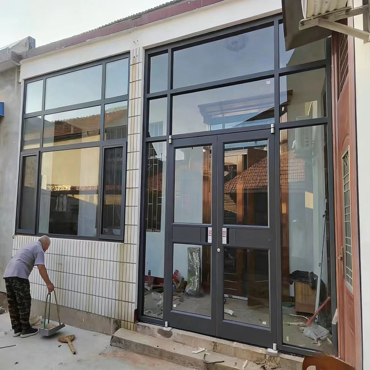 Tilpassede kontorbutiksdøre med aluminiumsramme, dobbelthærdet isoleret glas, lav-E-belægning, vandtæt indgang