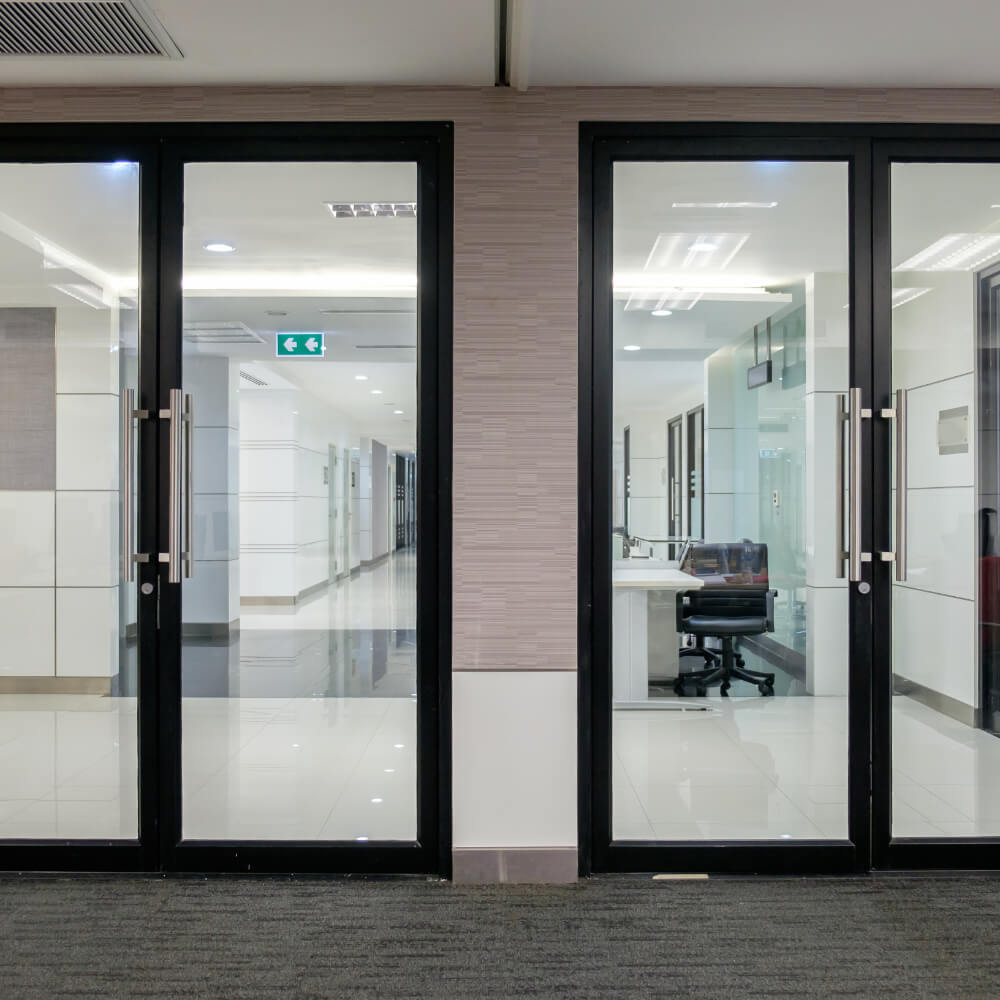 Brugerdefineret sikkerhedsindgangsglas brandsikkerhedsdør aluminium moderne design indendørs brug brandforebyggende lydisolering til hoteller