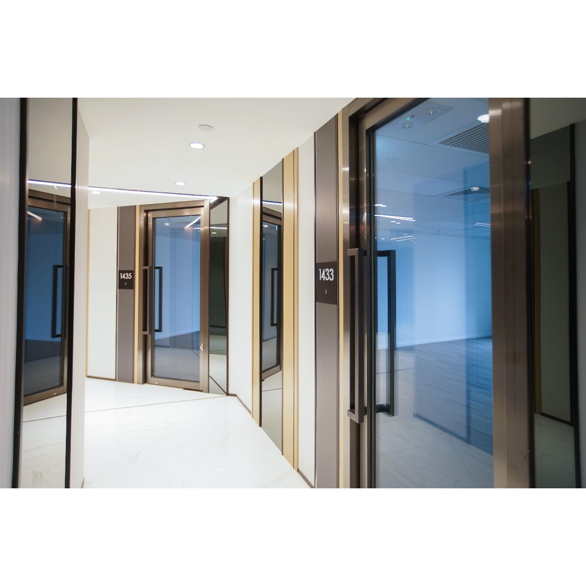 Brugerdefineret sikkerhedsindgangsglas brandsikkerhedsdør aluminium moderne design indendørs brug brandforebyggende lydisolering til hoteller