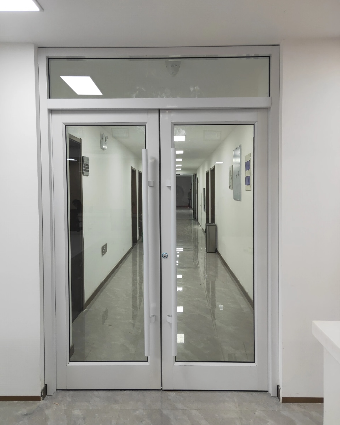 Kommerciel indgangsdør adgangskontrolsystem aluminiumsglas butiksdør til kontorbygning lobby
