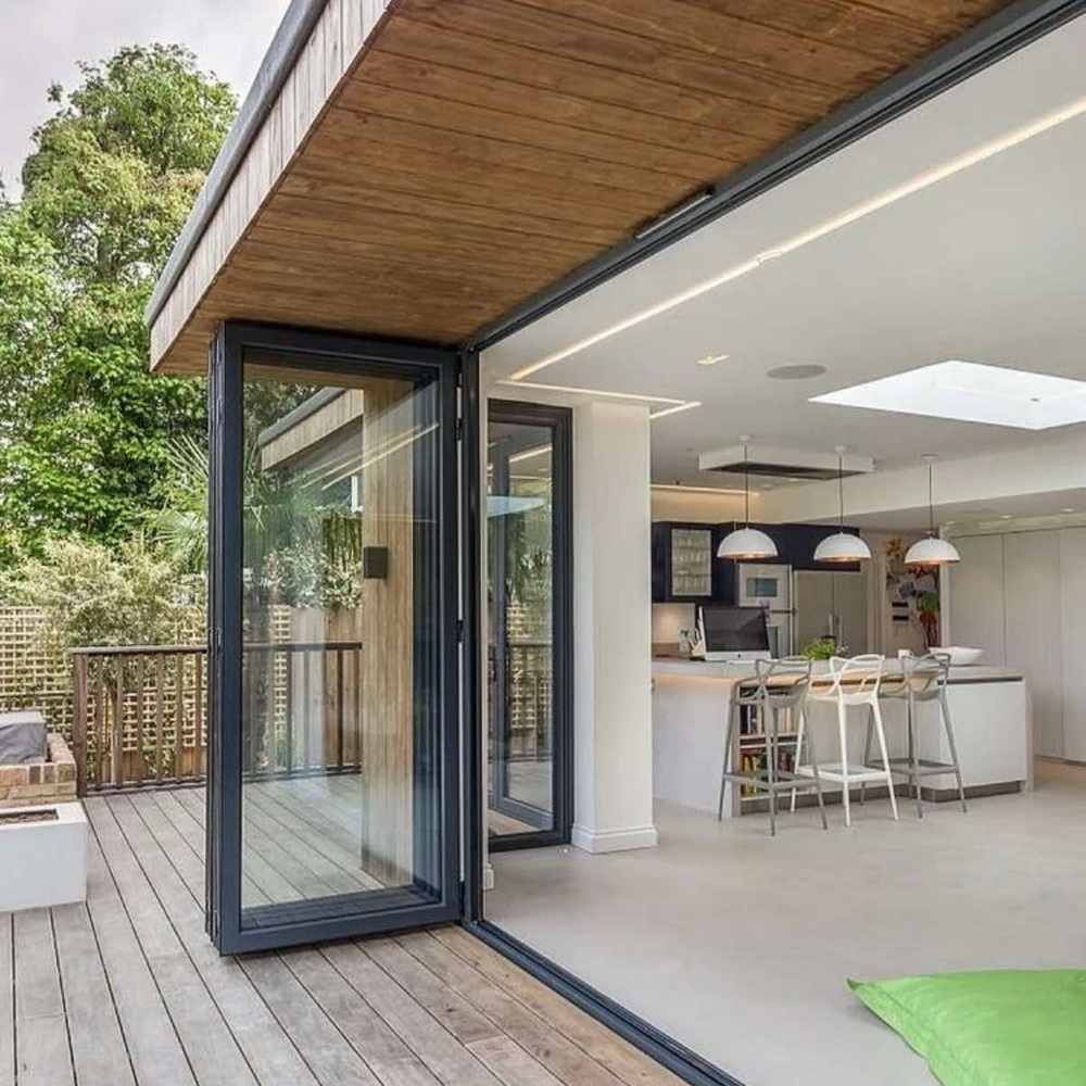 Foldedør i glas til terrasse Sort aluminiumsramme dobbeltbladet til hovedindgang med vinduesgitter