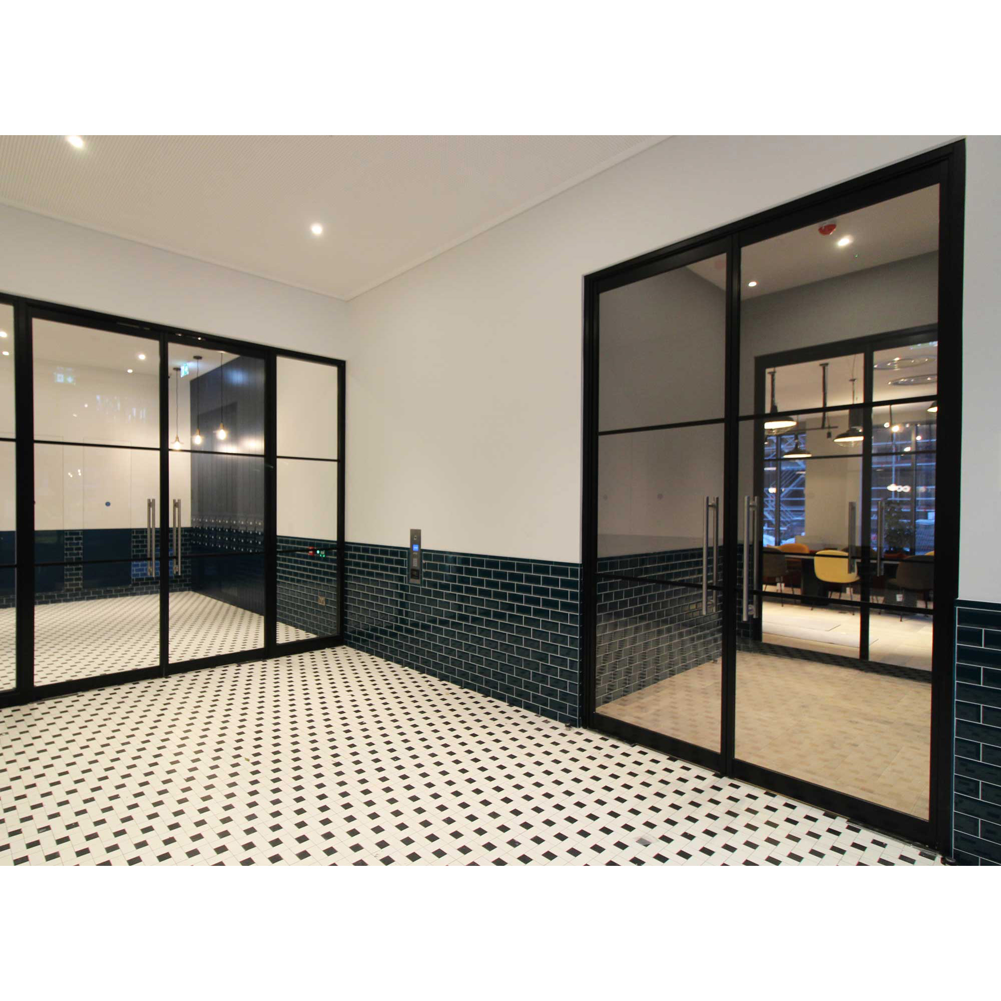 Brugerdefineret sikkerhedsindgangsglas brandsikkerhedsdør aluminium moderne design indendørs brug brandforebyggende lydisolering til hoteller