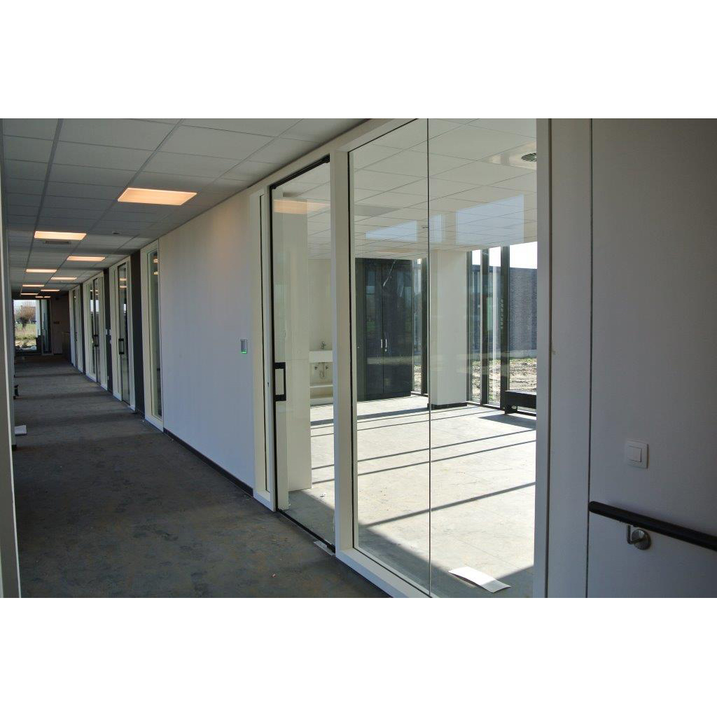 Brugerdefineret sikkerhedsindgangsglas brandsikkerhedsdør aluminium moderne design indendørs brug brandforebyggende lydisolering til hoteller