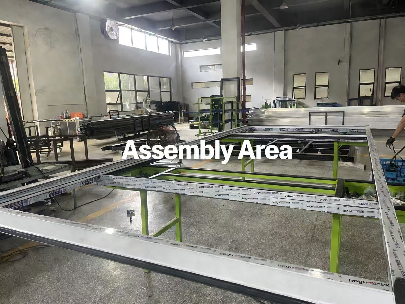 Detaljebillede af aluminium foldedørsprofil og beslag
