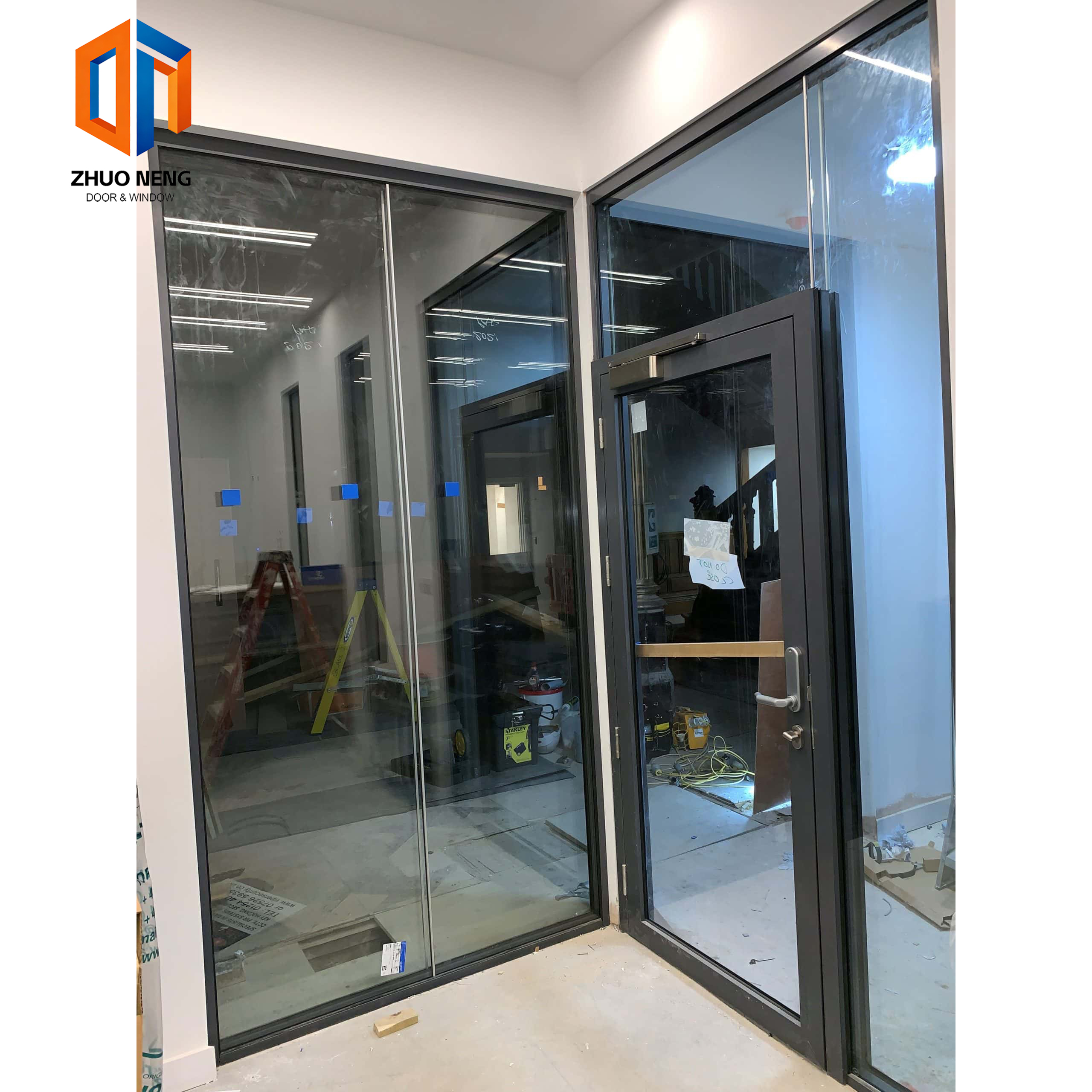 Brugerdefineret sikkerhedsindgangsglas brandsikkerhedsdør aluminium moderne design indendørs brug brandforebyggende lydisolering til hoteller